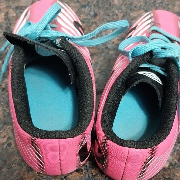 Umbro Kids Pink Soccer Shoes - Picture 5 of 5